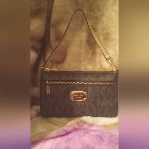 NWOT Michael Kors Brown Signature Jet Set Wrislet - Picture 1 of 9